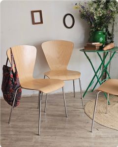 Lot de 4 chaises au design épuré empilable