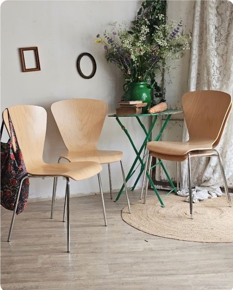 Lot de 4 chaises au design épuré empilable Lot de 4 chaises au design épuré empilable