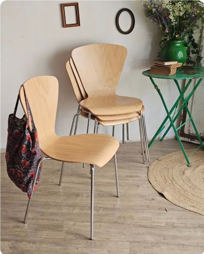 4 chaises au design épuré assise bois moulé, pieds métal chromé