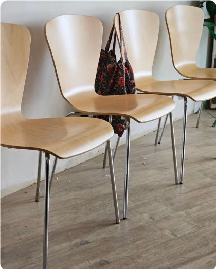 Lot de 4 chaises au design épuré empilable
