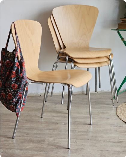 4 chaises au design épuré assise bois moulé, pieds métal chromé