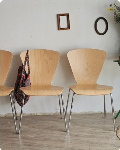 4 chaises au design épuré assise bois moulé, pieds métal chromé