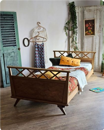 Lit / Banquette 1950 en hêtre pieds compas et croisillons