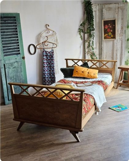 Lit / Banquette 1950 en hêtre pieds compas et croisillons