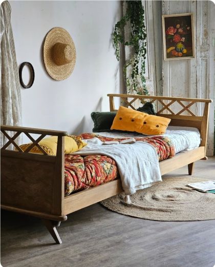 Lit / Banquette 1950 en hêtre pieds compas et croisillons