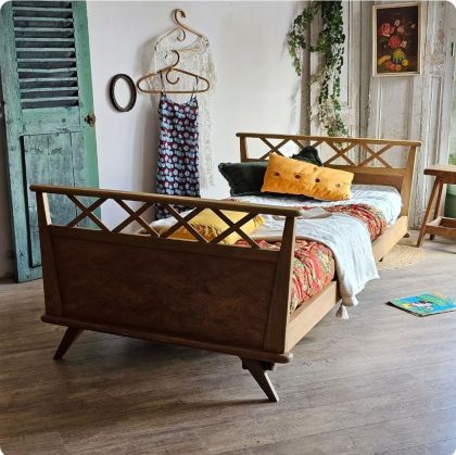 Lit / Banquette 1950 en hêtre pieds compas et croisillons