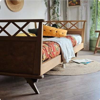 Lit / Banquette 1950 en hêtre pieds compas et croisillons