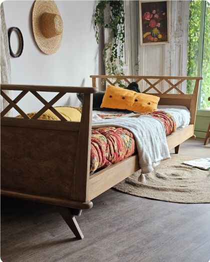 Lit / Banquette 1950 en hêtre pieds compas et croisillons