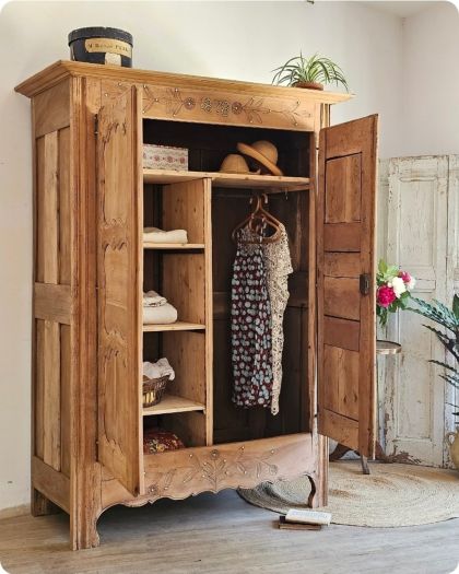 Magnifique grande armoire en noyer brut fin 19e étagères  penderie