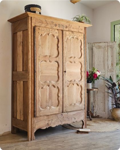 Magnifique grande armoire en noyer brut fin 19e étagères  penderie