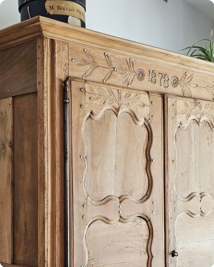 Magnifique grande armoire en noyer brut fin 19e étagères  penderie