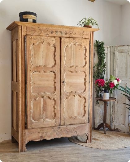 Magnifique grande armoire en noyer brut fin 19e étagères  penderie