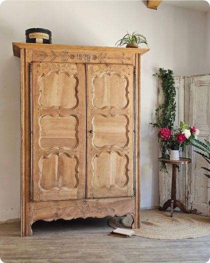 Magnifique grande armoire en noyer brut fin 19e étagères  penderie