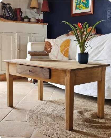 Ancienne table basse avec tiroir en sapin et noyer
