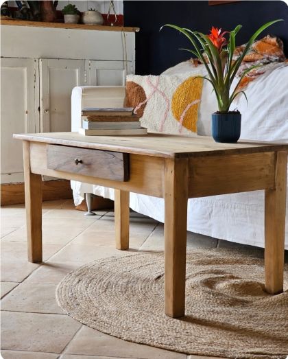 Ancienne table basse avec tiroir en sapin et noyer