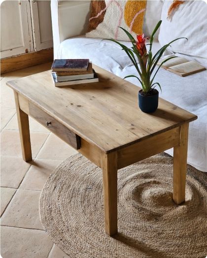 Ancienne table basse avec tiroir en sapin et noyer
