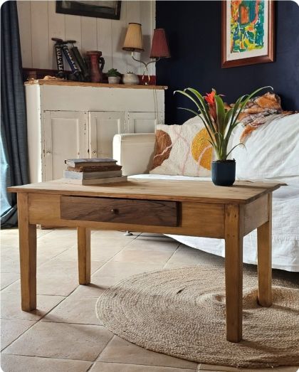 Ancienne table basse avec tiroir en sapin et noyer