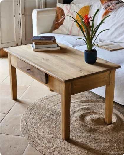 Ancienne table basse avec tiroir en sapin et noyer