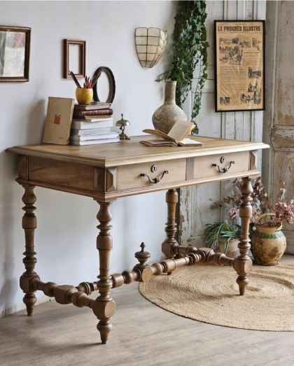 Bureau noyer fin 19e style Louis XIII  2 tiroirs