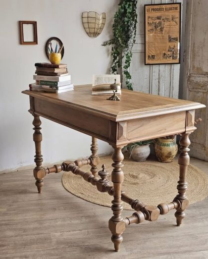 Bureau noyer fin 19e style Louis XIII  2 tiroirs