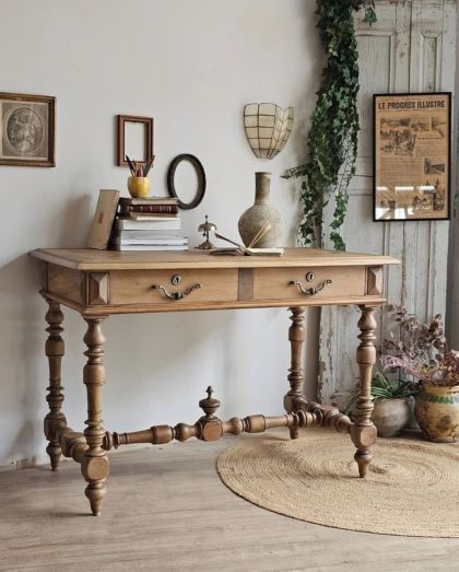 Bureau noyer fin 19e style Louis XIII  2 tiroirs