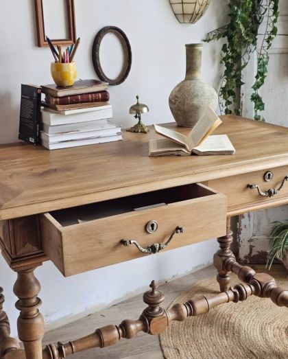 Bureau noyer fin 19e style Louis XIII  2 tiroirs