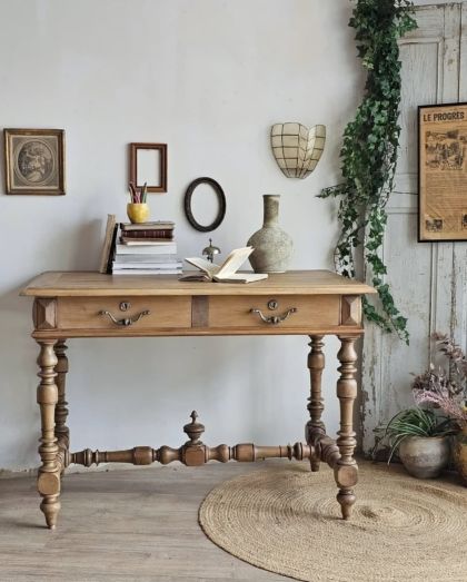 Bureau noyer fin 19e style Louis XIII  2 tiroirs