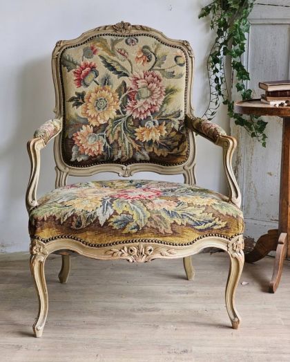 Ancien fauteuil large à la reine style Louis XV tapisserie florale fin XIXe
