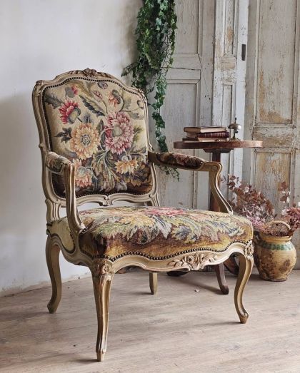 Ancien fauteuil large à la reine style Louis XV tapisserie florale fin XIXe