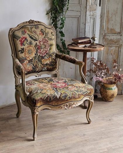 Ancien fauteuil large à la reine style Louis XV tapisserie florale fin XIXe