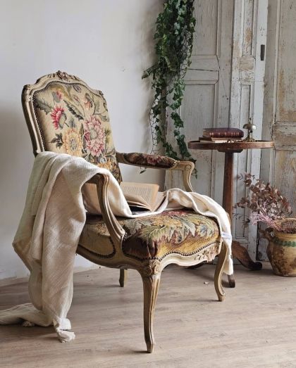 Ancien fauteuil large à la reine style Louis XV tapisserie florale fin XIXe