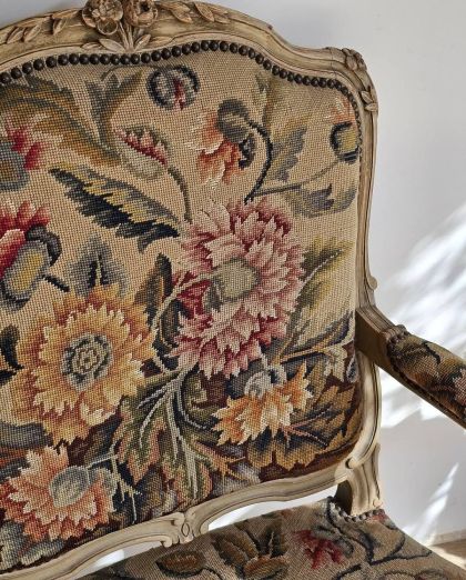 Ancien fauteuil large à la reine style Louis XV tapisserie florale fin XIXe