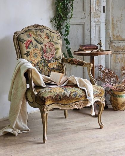 Ancien fauteuil large à la reine style Louis XV tapisserie florale fin XIXe
