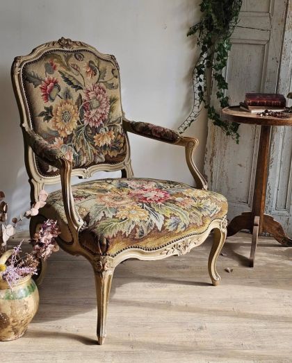 Ancien fauteuil large à la reine style Louis XV tapisserie florale fin XIXe