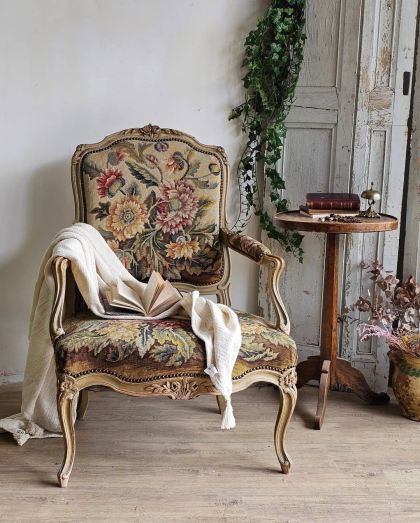 Ancien fauteuil large à la reine style Louis XV tapisserie florale fin XIXe