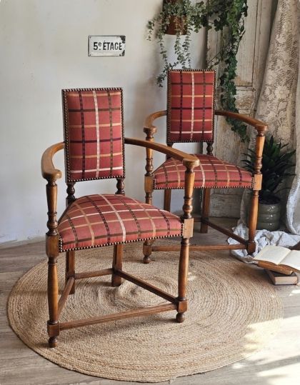 Paire de fauteuils caquetoires bois sculpté - assise trapèze - style Renaissance