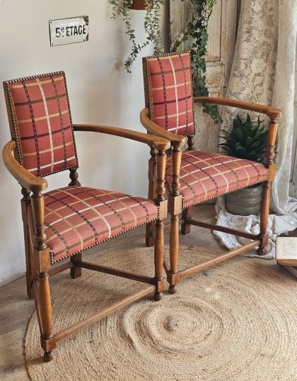 Paire de fauteuils caquetoires bois sculpté - assise trapèze - style Renaissance