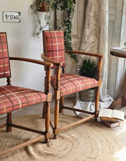 Paire de fauteuils caquetoires bois sculpté - assise trapèze - style Renaissance