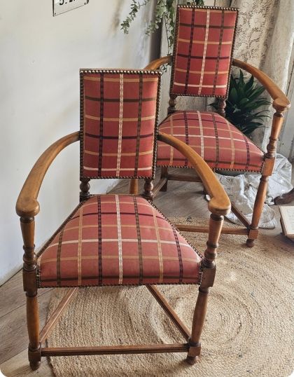 Paire de fauteuils caquetoires bois sculpté - assise trapèze - style Renaissance