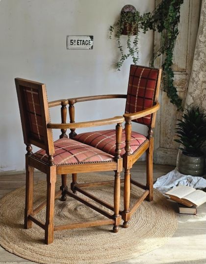 Paire de fauteuils caquetoires bois sculpté - assise trapèze - style Renaissance
