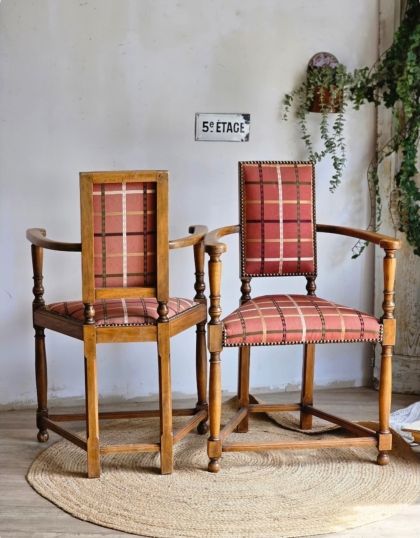 Paire de fauteuils caquetoires bois sculpté - assise trapèze - style Renaissance