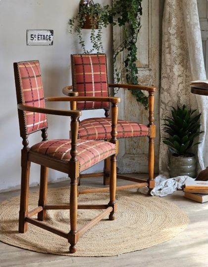 Paire de fauteuils caquetoires bois sculpté - assise trapèze - style Renaissance