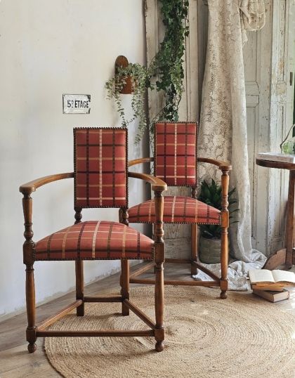 Paire de fauteuils caquetoires bois sculpté - assise trapèze - style Renaissance