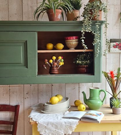 Ancien meuble d'atelier mural portes coulissantes - vaisselier vert