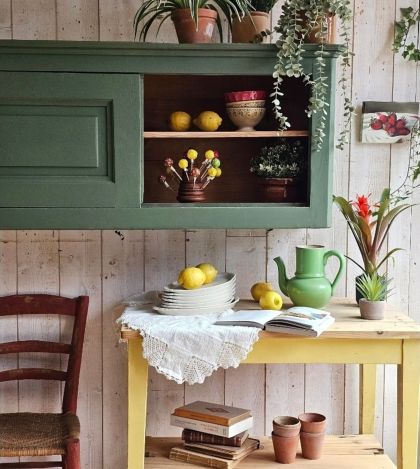 Ancien meuble d'atelier mural portes coulissantes - vaisselier vert