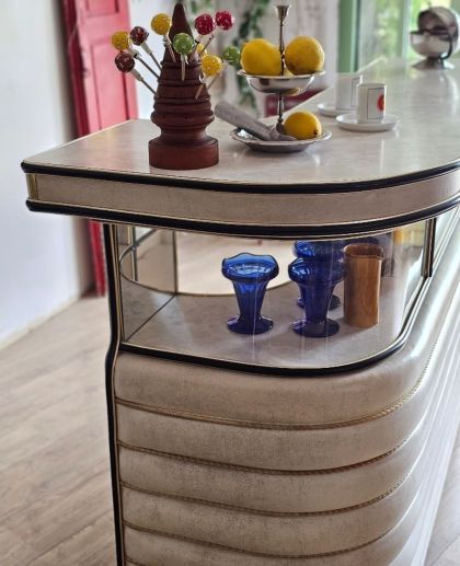 Superbe bar capitonné en Skaï typique des années 60