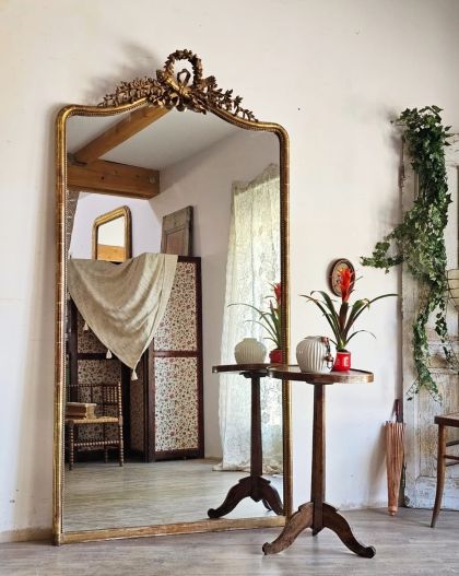 Ancien grand miroir à fronton fin 19e style Louis XVI doré à la feuille d'or