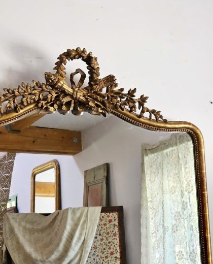 Ancien grand miroir à fronton fin 19e style Louis XVI doré à la feuille d'or