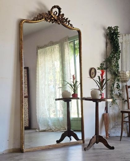 Ancien grand miroir à fronton fin 19e style Louis XVI doré à la feuille d'or