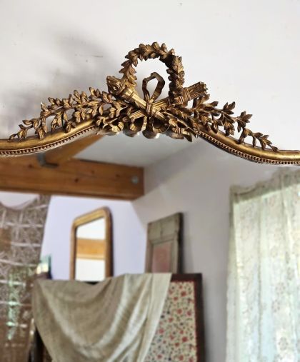Ancien grand miroir à fronton fin 19e style Louis XVI doré à la feuille d'or
